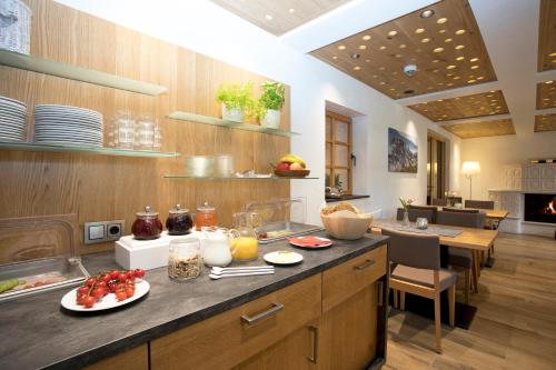 eine Küche mit einer Theke mit Teller mit Lebensmitteln darauf in der Unterkunft Hotel Lindenhof in Meschede