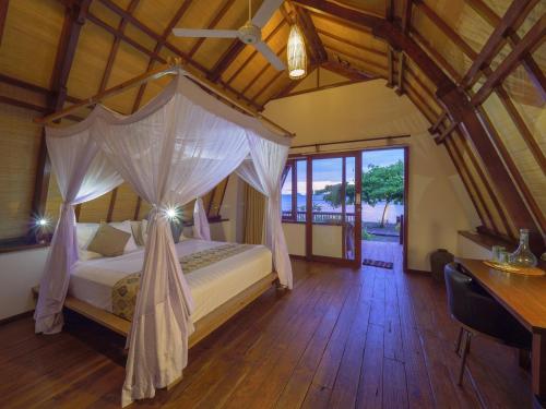 Кровать или кровати в номере Komodo Resort