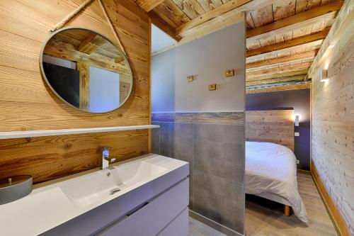 Koupelna v ubytování Chalet le petit Nicolas, jacuzzi, vue Mont Blanc