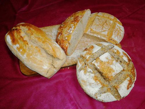 drie broden op een rode deken bij Hostal Rural Casa Pedro in San Martín de Unx