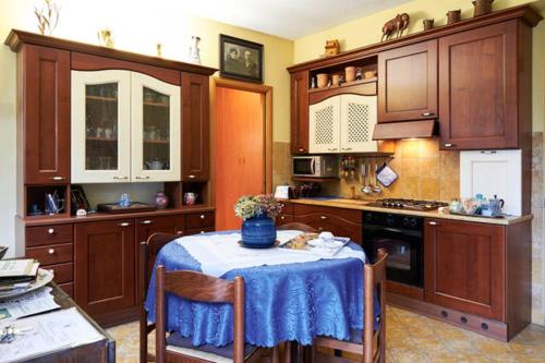 una cucina con tavolo e vaso blu di B&B il Patio a Bergamo