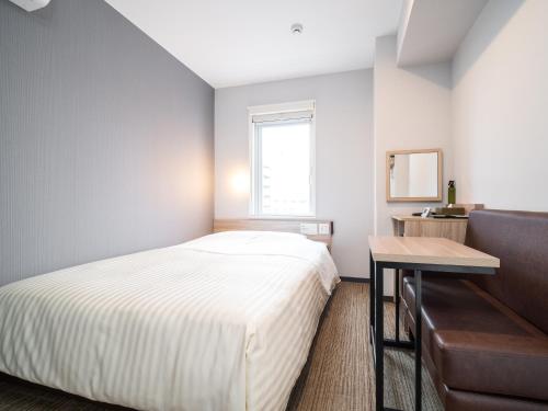 Postel nebo postele na pokoji v ubytování Super Hotel Okayama Station Higashiguchi