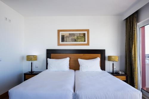 Postel nebo postele na pokoji v ubytování Hotel Quarteirasol