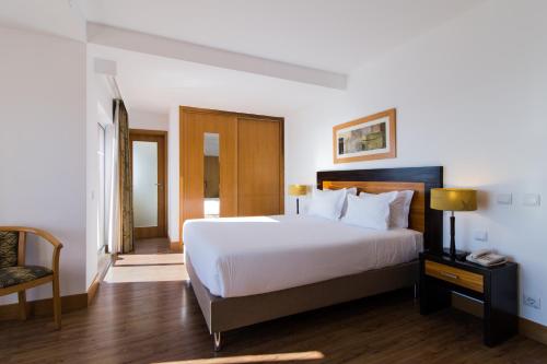 Postel nebo postele na pokoji v ubytování Hotel Quarteirasol