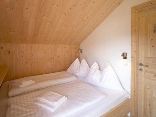 ザンクト・ローレンツェン・オプ・ムーラウにあるModern Wooden Chalet in Sankt Georgen ob Murau with Jacuzziのギャラリーの写真