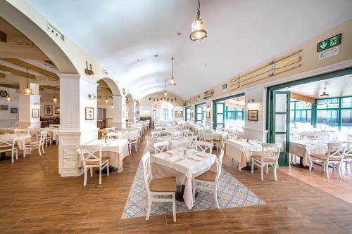 En restaurant eller et andet spisested på PortAventura Hotel Roulette - Includes unlimited access to PortAventura Park & 1 access to Ferrari Land