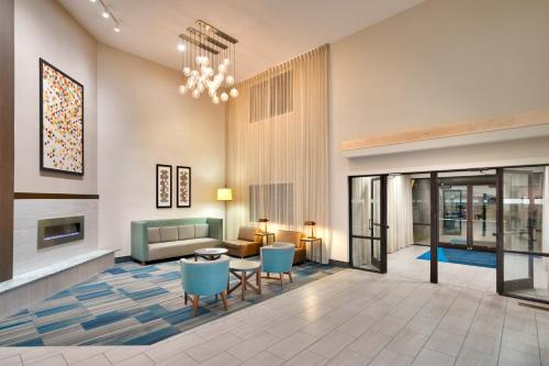 een lobby met een bank en een tafel en stoelen bij Holiday Inn Express Heber City, an IHG Hotel in Heber City
