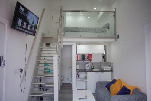 um quarto com um beliche e uma escada em Quirky, Stylish & Modern Studio in Central Reading em Londres