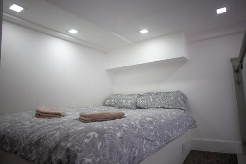 dwa ręczniki siedzące na łóżku w pokoju w obiekcie Quirky, Stylish & Modern Studio in Central Reading w Londynie