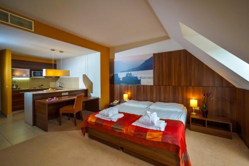 Un ou plusieurs lits dans un hébergement de l'établissement Royal Club Hotel