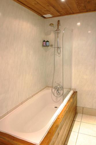 La salle de bains est pourvue d'une baignoire et d'une douche. dans l'établissement Chalet Japonyard, à Chamonix-Mont-Blanc