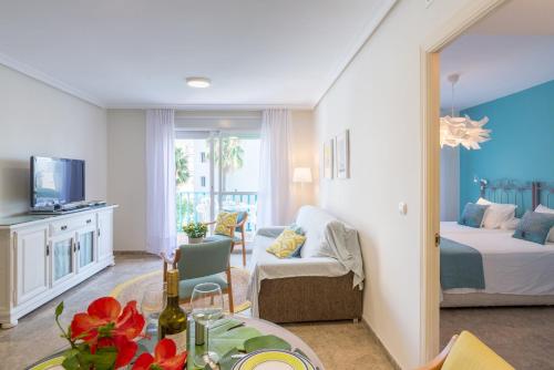 Llit o llits en una habitació de Malagasuite Lux Beach&Pool