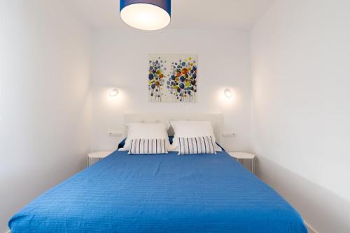 Tempat tidur dalam kamar di MalagaSuite Malagueta Impressive Views
