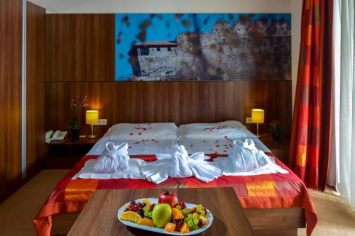 Un ou plusieurs lits dans un hébergement de l'établissement Royal Club Hotel