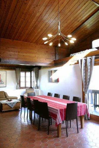 une salle à manger avec une table et des chaises rouges dans l'établissement Chalet Japonyard, à Chamonix-Mont-Blanc