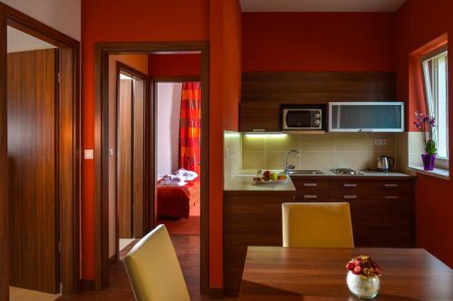 Cuisine ou kitchenette dans l'établissement Royal Club Hotel