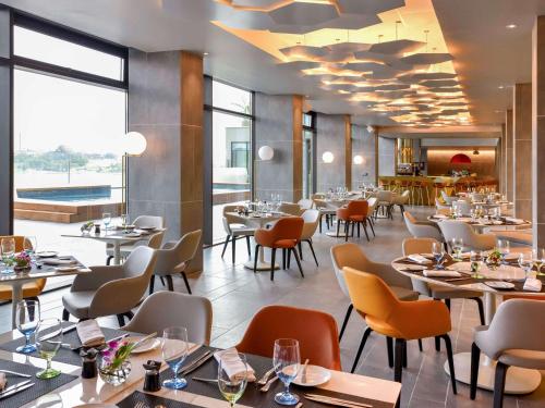 Pullman Abidjan tesisinde bir restoran veya yemek mekanı