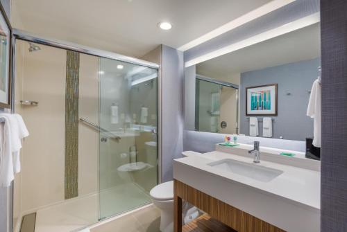 uma casa de banho com um lavatório e um chuveiro em Hyatt Place Hampton Convention Center em Hampton