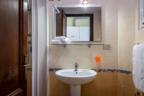 Roma family apartment tesisinde bir banyo