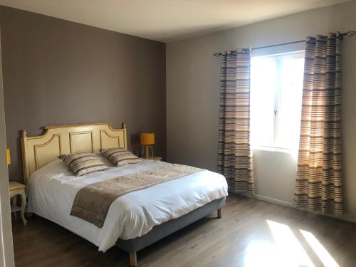ein Schlafzimmer mit einem großen Bett und einem Fenster in der Unterkunft Hôtel du Musée in Arles