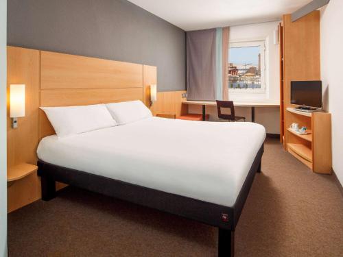 ibis Liverpool Centre Albert Dock – Liverpool One tesisinde bir odada yatak veya yataklar