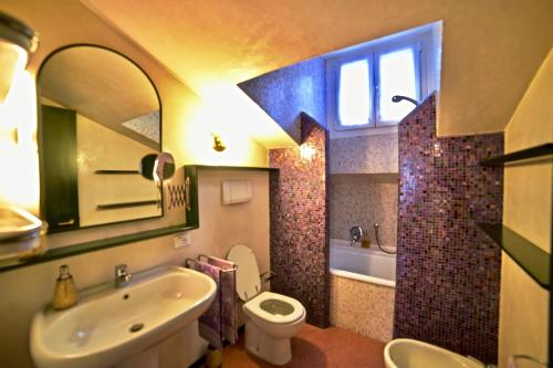 baño con aseo y ventana en Casa Mosaico, en Vicenza