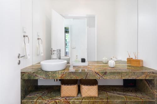 Et badeværelse på Chalet Estoril Luxury perfect for Families & Friends