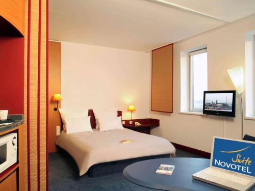 Ein Bett oder Betten in einem Zimmer der Unterkunft Novotel Suites Hamburg City