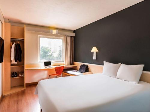 Postel nebo postele na pokoji v ubytování Ibis Guadalajara Expo