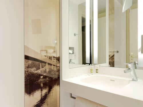 A bathroom at Mercure Cergy Pontoise Centre