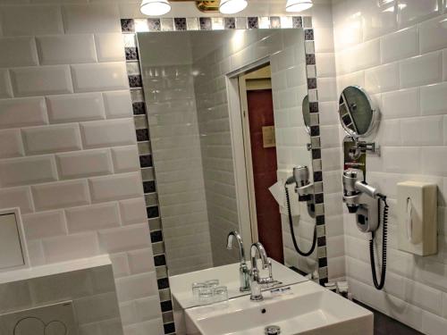 Ein Badezimmer in der Unterkunft Hotel Secession an der Oper