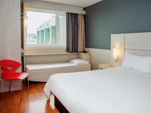 Tempat tidur dalam kamar di ibis Montevideo Rambla