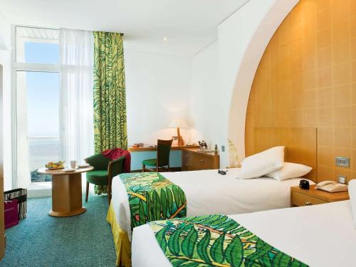 Postel nebo postele na pokoji v ubytování Oryx Grand Hotel Jebel Hafeet
