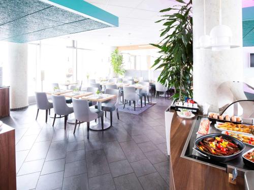 
A restaurant or other place to eat at Novotel Suites Hannover
