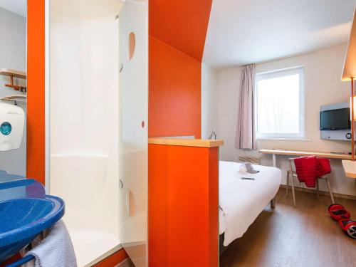 a bedroom with a bed and a desk at ibis Budget Charleroi Airport in Charleroi