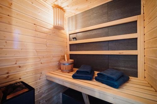 a sauna with two blue towels on a wooden shelf at Haus Anna Elbe, Bauernhaus-Ferienwohnungen an der Elbe in Hamburg