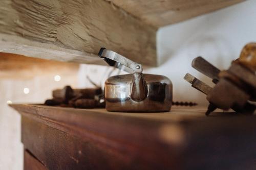an old toaster sitting on top of a counter at Haus Anna Elbe, Bauernhaus-Ferienwohnungen an der Elbe in Hamburg