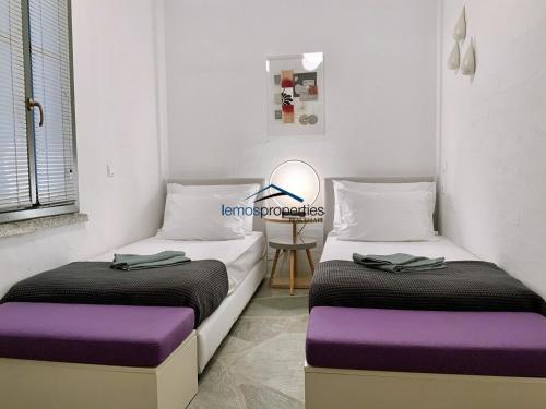 Un pat sau paturi într-o cameră la Aqua Blue, only 100 meters from the beach of Gialiskari