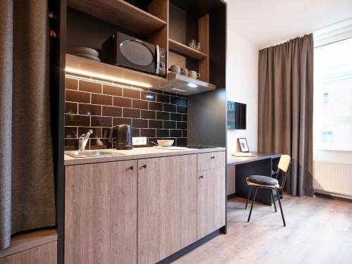 Kuchyň nebo kuchyňský kout v ubytování PHNX Aparthotel Hamburg