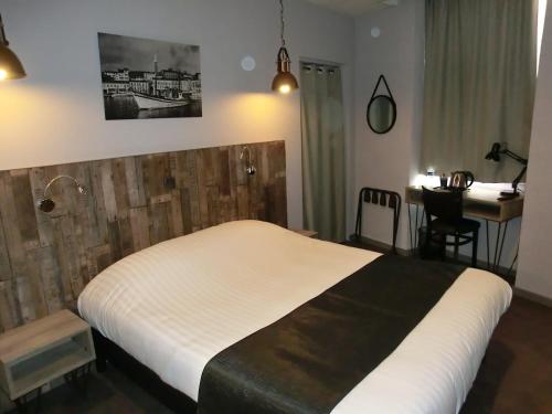 Tempat tidur dalam kamar di Hotel Sur Le Quai