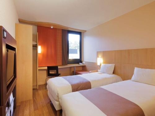 Postel nebo postele na pokoji v ubytování Hôtel ibis Guingamp Cœur de Bretagne