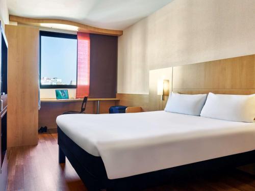 Ibis Barcelona Centro (Sagrada Familia) Image