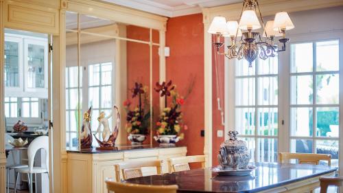 a dining room with a table and a chandelier at R60 Casa Sendo in Calafell