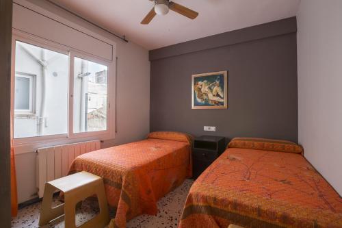 カラフェルにあるR54 Apartamento MONTSERRAT 11-2のベッドルーム1室(ベッド2台、窓付)