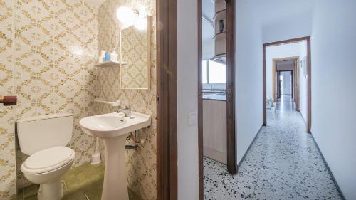 カラフェルにあるR28 APARTAMENTO MONTSERRAT 11-3のバスルーム(トイレ、洗面台付)、廊下が備わります。
