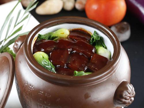 a small pot of food with broccoli and sauce at Pullman Xiamen Powerlong in Xiamen