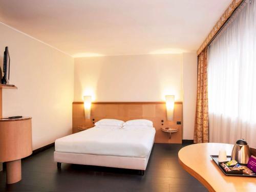 Ένα ή περισσότερα κρεβάτια σε δωμάτιο στο Mercure Roma West