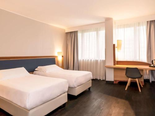Ένα ή περισσότερα κρεβάτια σε δωμάτιο στο Mercure Roma West