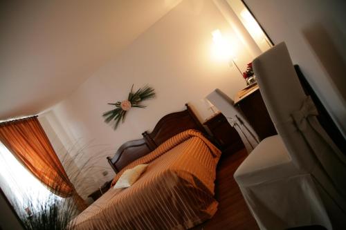 a small bedroom with two beds and a lamp at Cascina Lavaroni in Buttrio