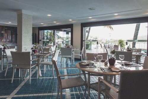 Hotel Ferradura Private tesisinde bir restoran veya yemek mekanı